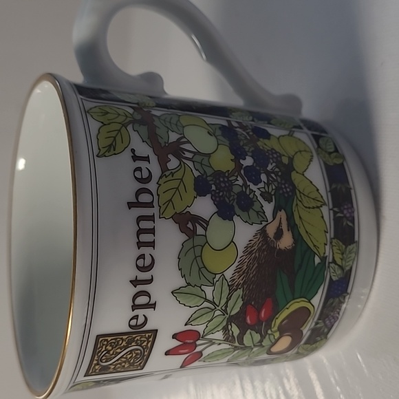 Royal worcester The Montbs of the year cup England 1992 - Picture 3 of 6